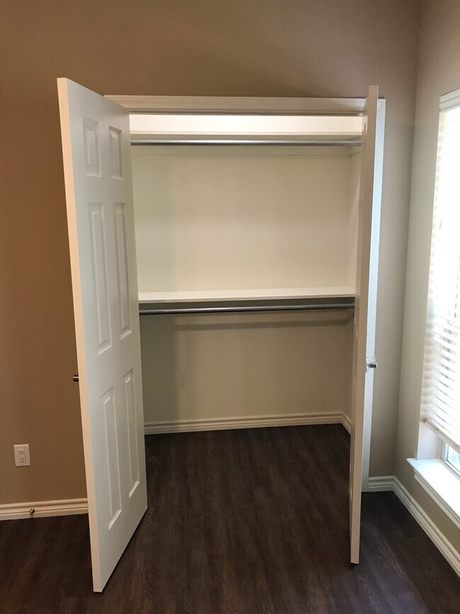 Building Photo - 617 Pecan Ct