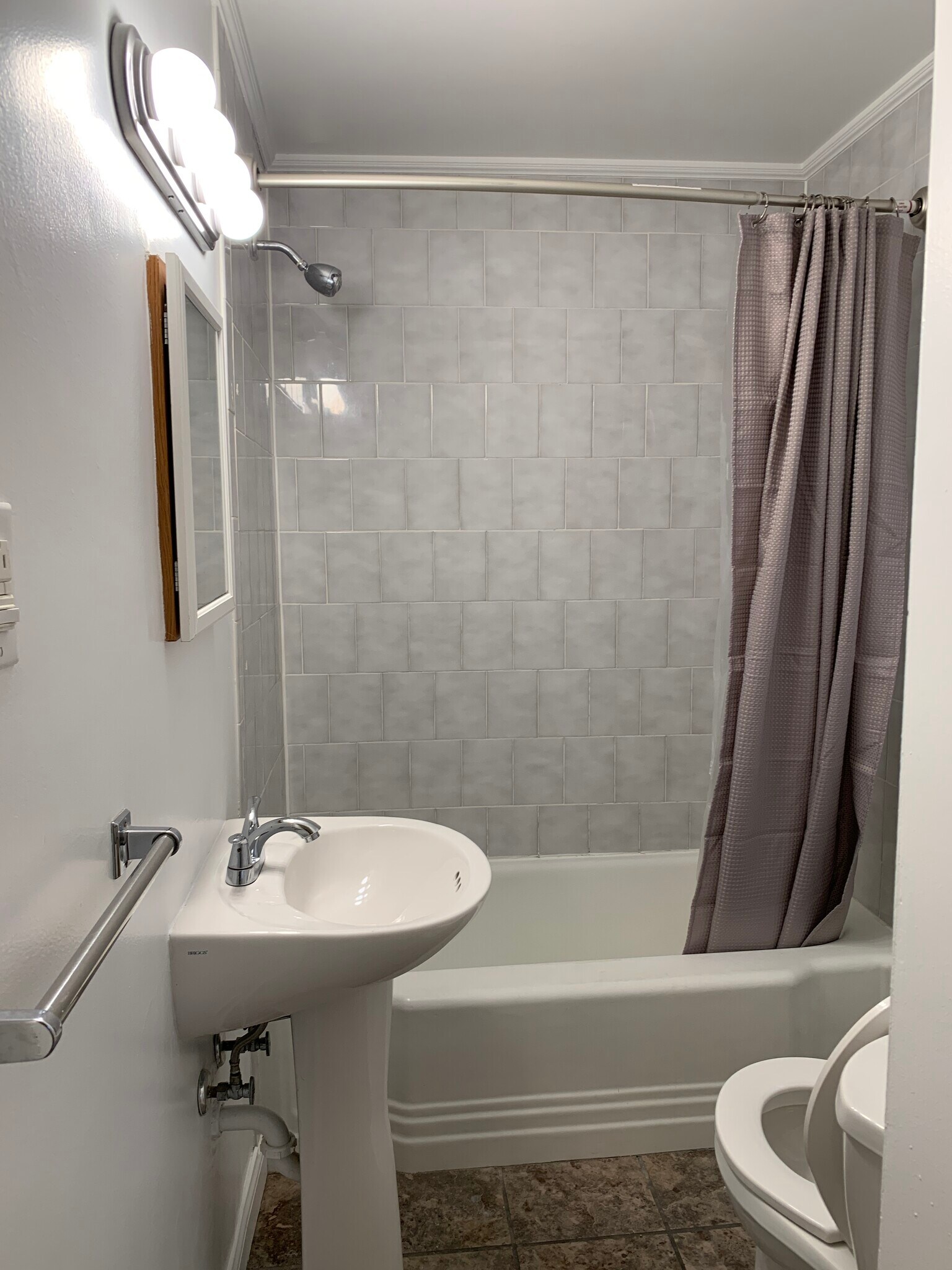 Building Photo - 118 N Thayer St