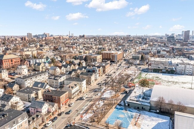 Building Photo - 571 Somerville Ave