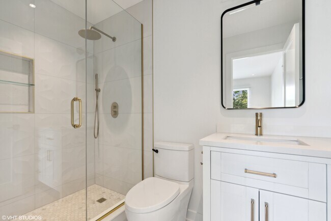 Ensuite Bath - 1003 Crystal Ct