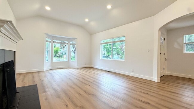 Building Photo - 3BD/2BA - Charming Updated Rose Garden Home Near The Alameda