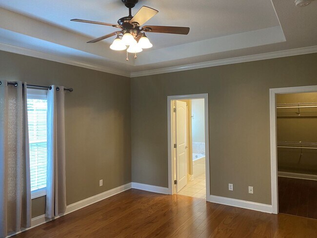 Building Photo - Coming Soon! Beautiful 3/2 with Garage and Sunroom in Johnson City, $2400, Lawn Care Included!