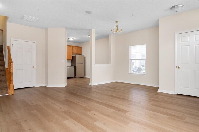 Building Photo - Beautiful End-Unit Townhome for Rent
