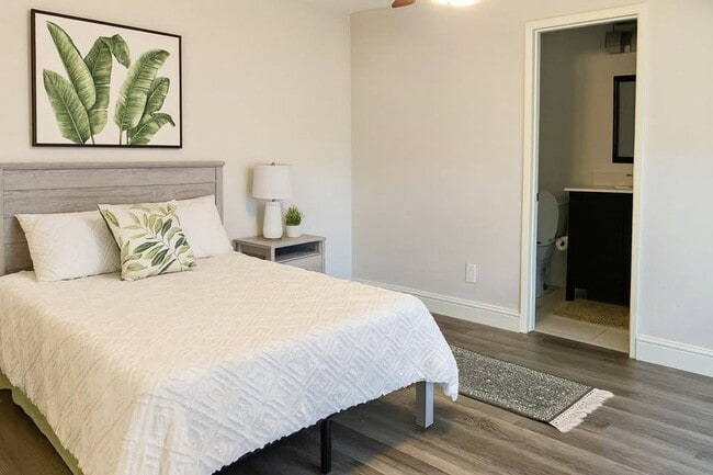 Building Photo - 1043 Elmwood-