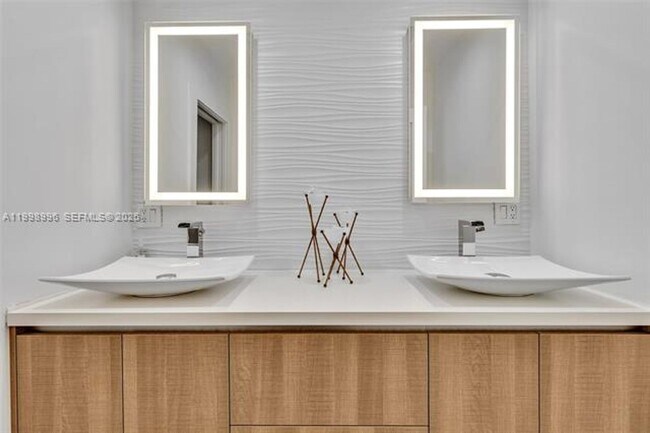 Building Photo - 6917 Collins Ave