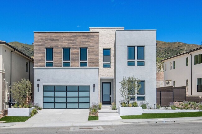 Building Photo - Fantastic 5 bed 4.5 bath with Pool in Porter Ranch !