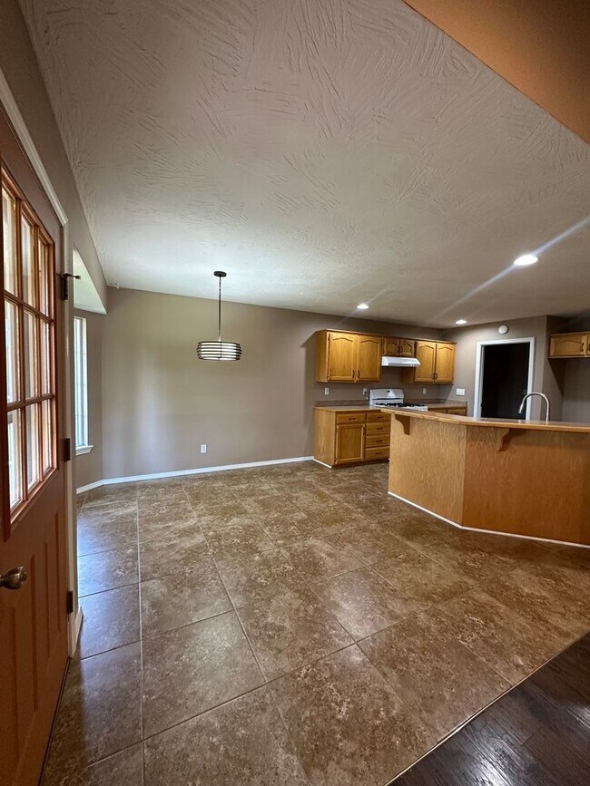 Building Photo - Beautiful home in Battlefield available now!