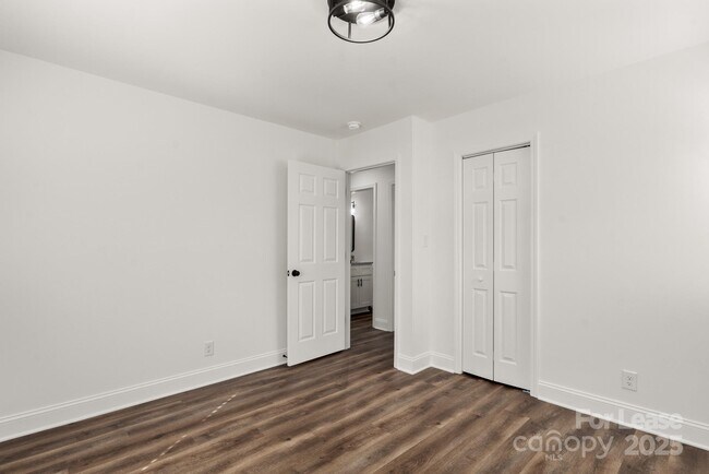 Building Photo - 815 Sharon Dr