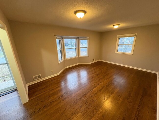 Building Photo - Huge Corner Lot in Grandview!! - 3 Bed / 2 Bath Split-Entry w/ Fenced Yard