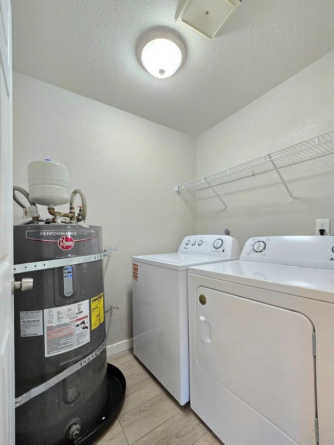 Building Photo - 2 Bedroom Unit Available Now in Gold Bar -...