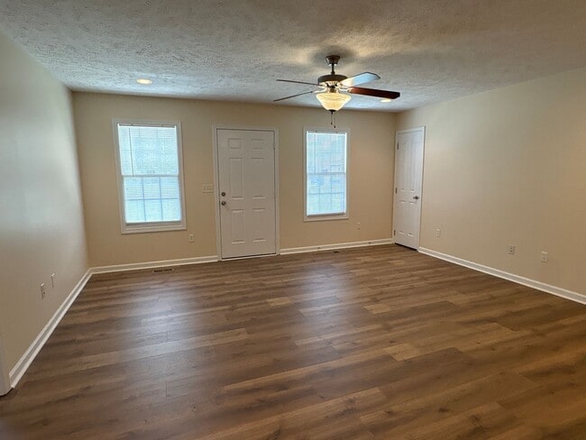 Building Photo - Charming 3 Bedroom Home with Large Yard