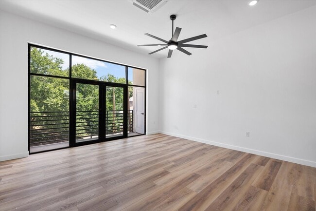 Building Photo - Spacious Townhouse in Dallas