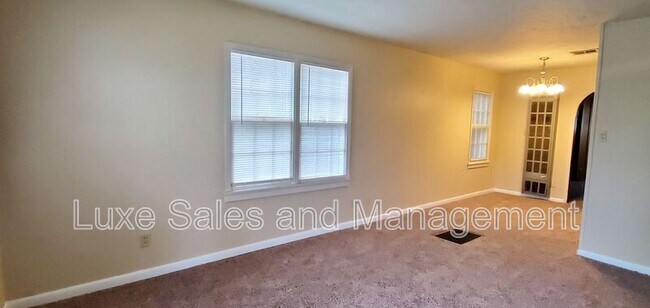 Building Photo - 1110 N Redbud