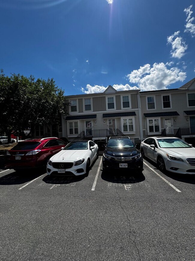 Building Photo - Furnished 2BR, 2BA Condo with Backyard in Arlington