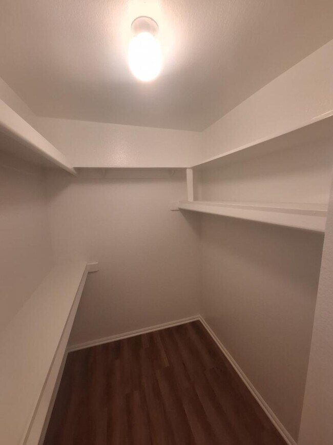 Building Photo - 623 W Guadalupe Rd