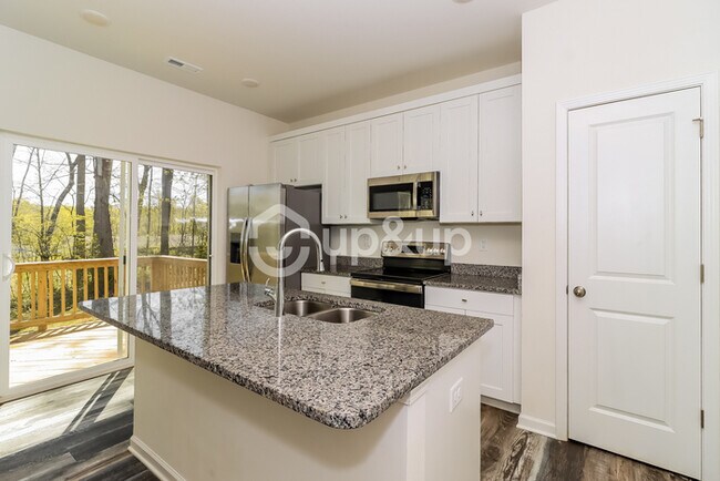 Building Photo - Fantastic 3bd/3ba home! Coming soon!