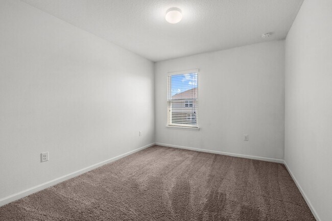 Building Photo - OPEN CONCEPT 4 BED / 2.5 BATH - Community Pool