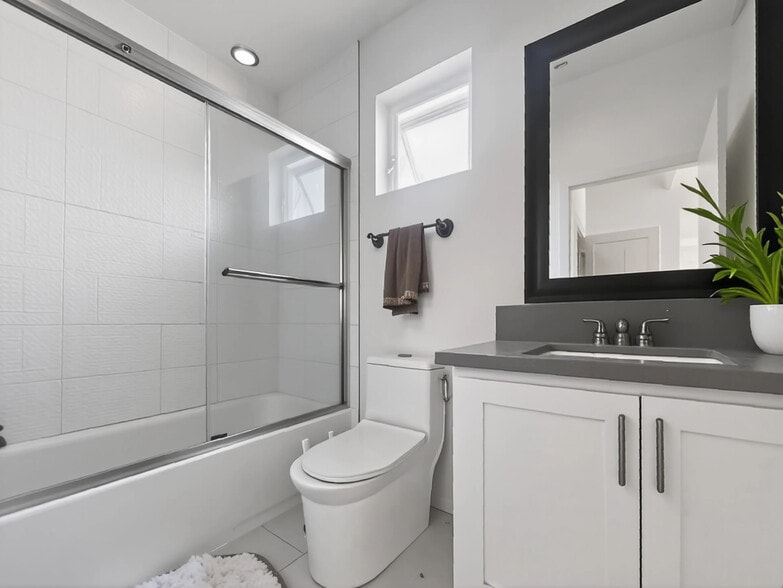 Building Photo - 1171 W 37th Pl