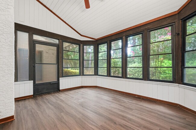 Building Photo - 114 Gleneagles Dr