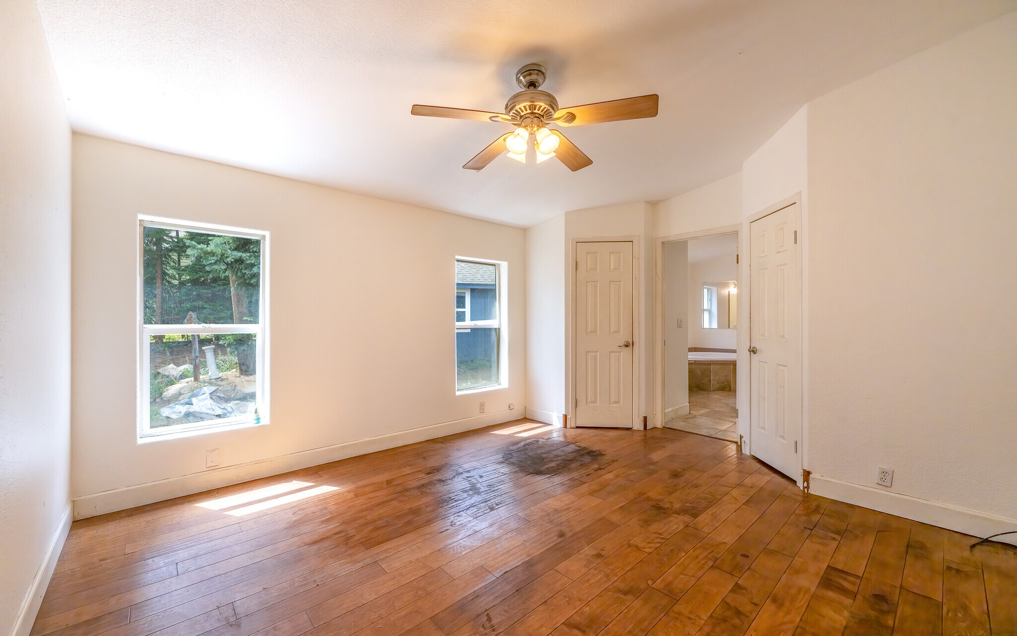Primary bedroom - 865 Silver Creek Rd