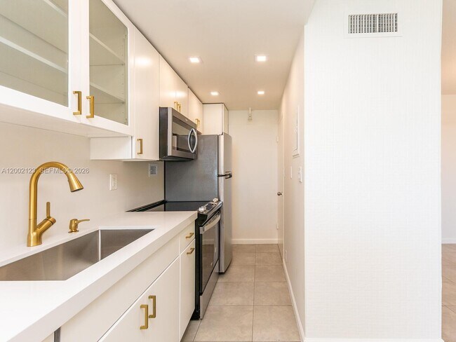 Building Photo - 1000 West Ave