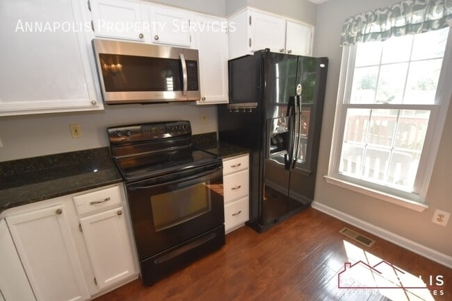 Building Photo - 806 Lilac Ct