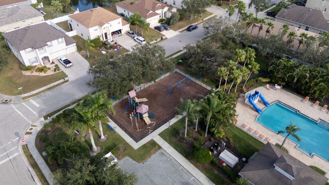 Building Photo - "Spacious 3-Bedroom Oasis with 2 Baths and 2,287 Sq Ft in Bradenton!"