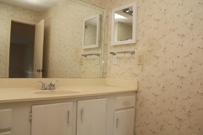 Building Photo - 574 Emory Oaks Way