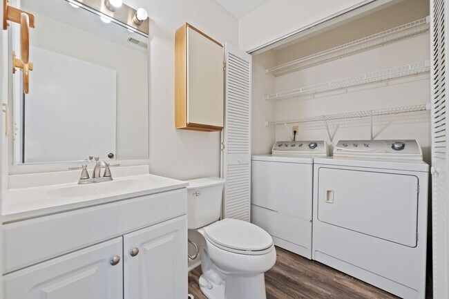 Building Photo - GREAT LOCATION!!! Large 2bedrm - Mins to U...