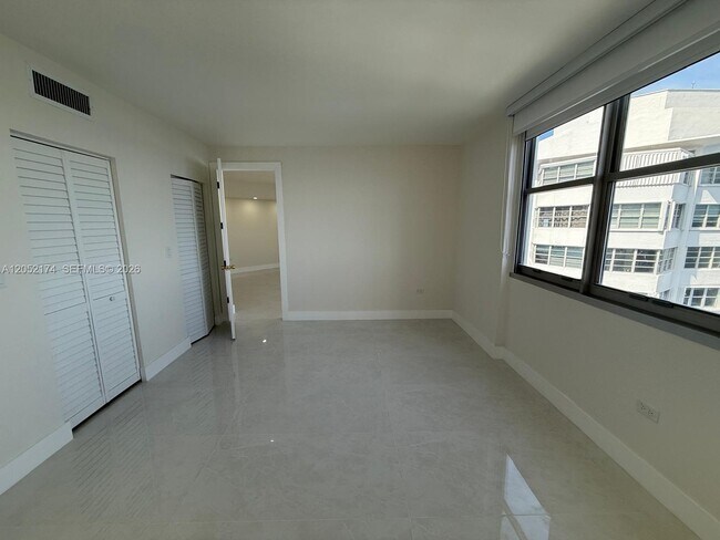Building Photo - 999 Brickell Bay Dr