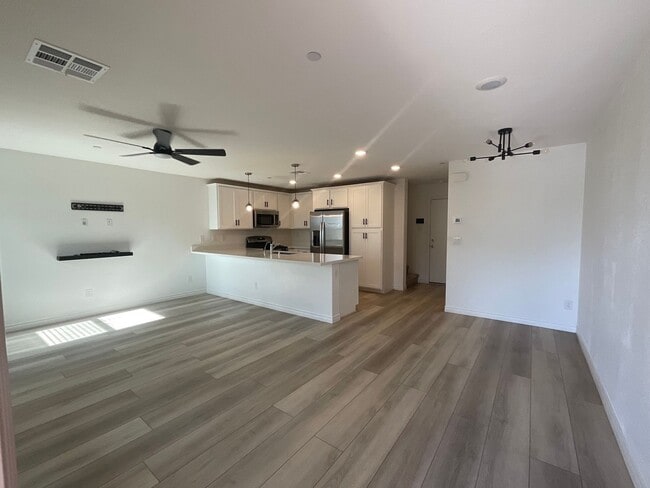 Building Photo - 3-bedroom townhome, 2cg, gated community