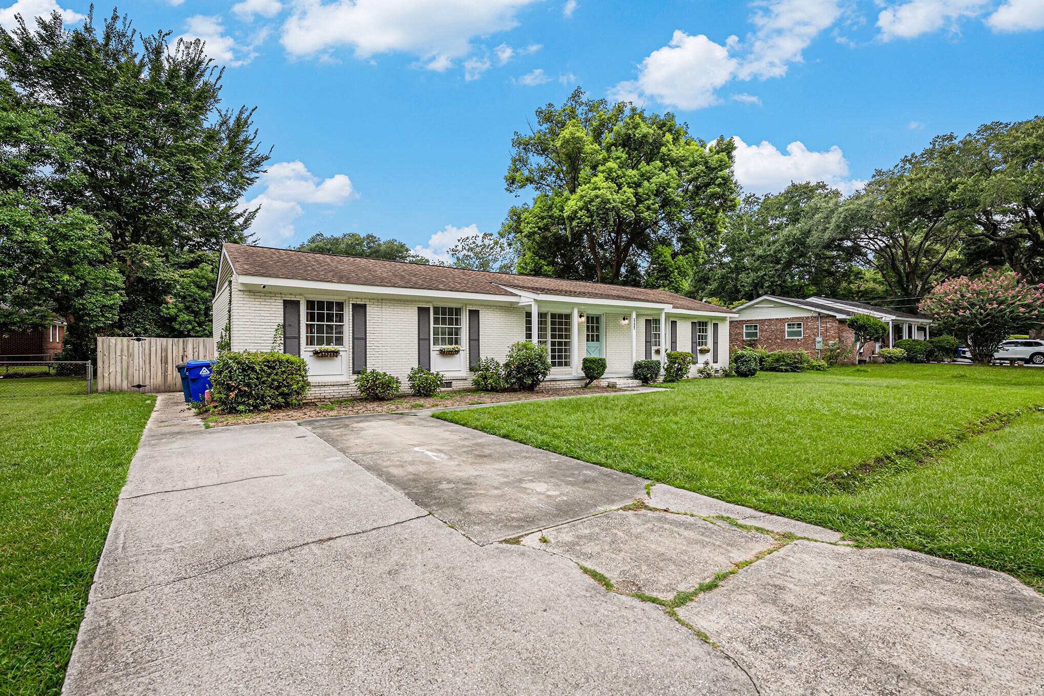 Large driveway with off-street parking for multiple vehicles - 1816 Gippy Ln
