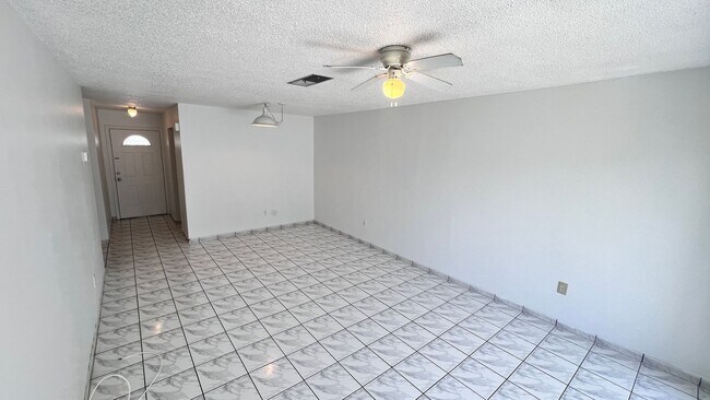 Building Photo - 2 Bedroom/1 Bath Townhome in Orlando!