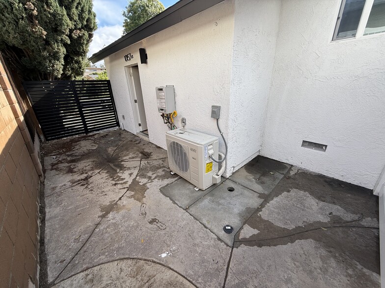 Building Photo - 10157 Swinton Ave