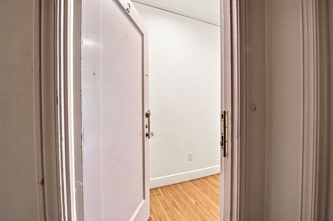 Building Photo - 1734 Greenwich St