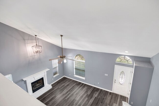 Building Photo - 4-bedroom, 2.5-bath home near Cordova Park
