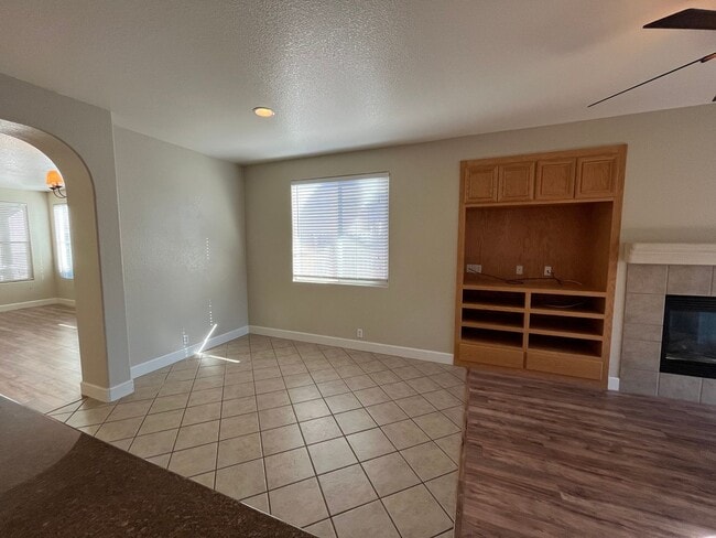 Building Photo - 4 Bed | 2 Bath | 1659SF | Tenant Pays $195...