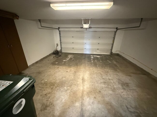 Building Photo - 3-Bedroom Townhome with Community Pool & S...
