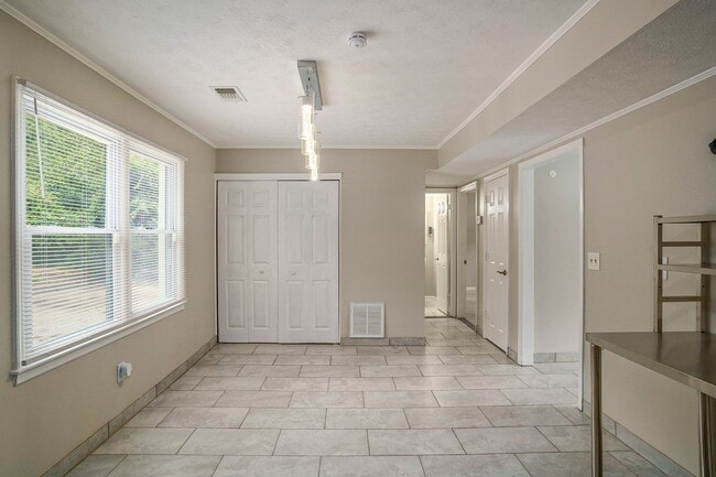 Building Photo - Lovely 3BR/2BA Duplex close to Downtown Covington!