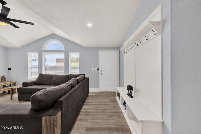 Building Photo - 851 W Quail Cir