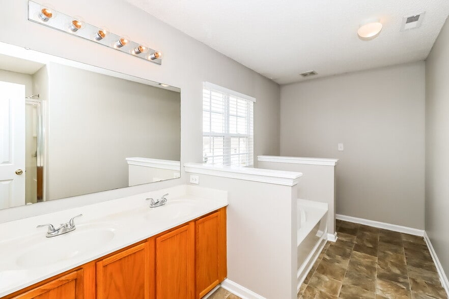 Building Photo - 1353 Bray Dr