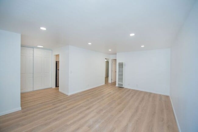 Building Photo - Newly Remodeled Upstairs Unit!