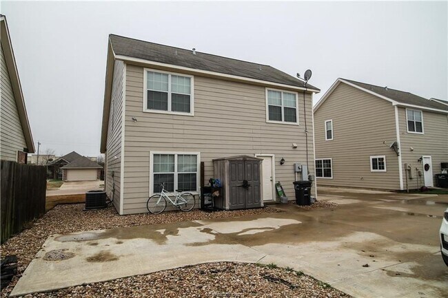 Building Photo - Spacious 4 Bedroom, 3 Bathroom House in Horse Haven!