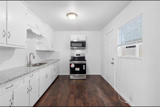 Building Photo - 8410 Elrod St