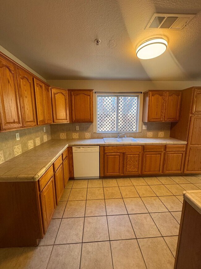 Building Photo - Charming 3 Bed/ 2 Bath Home. AVAILABLE NOW!!!!