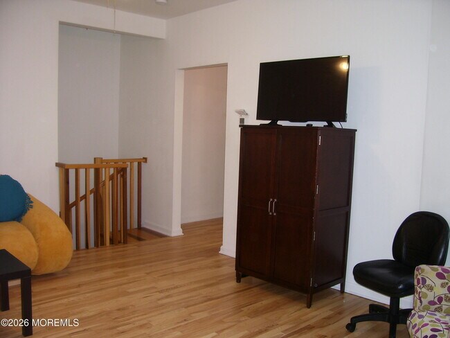 Building Photo - 218 2nd Ave