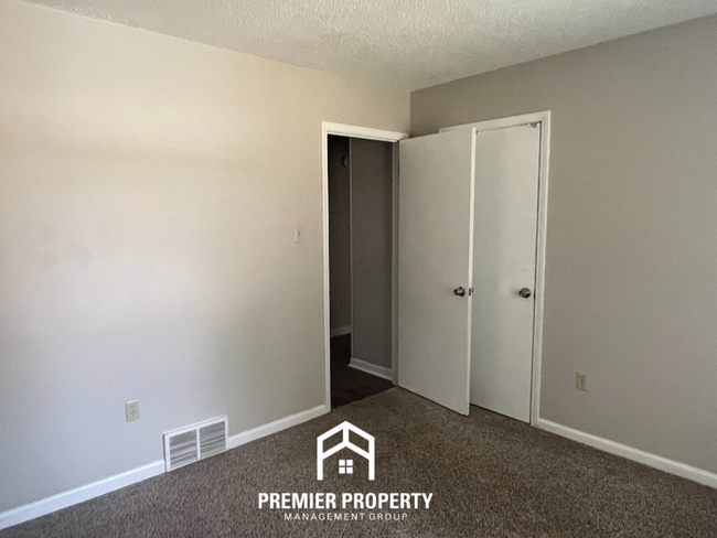 Building Photo - 5999 Pebblehill Dr