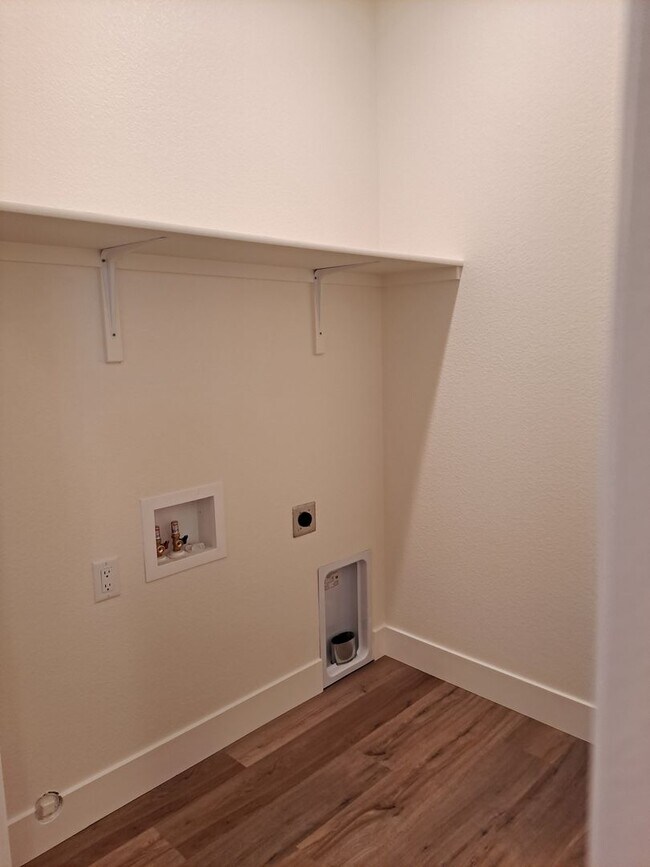 Building Photo - ALL PROSPECTIVE TENANTS MUST SUBMIT A $58 ...