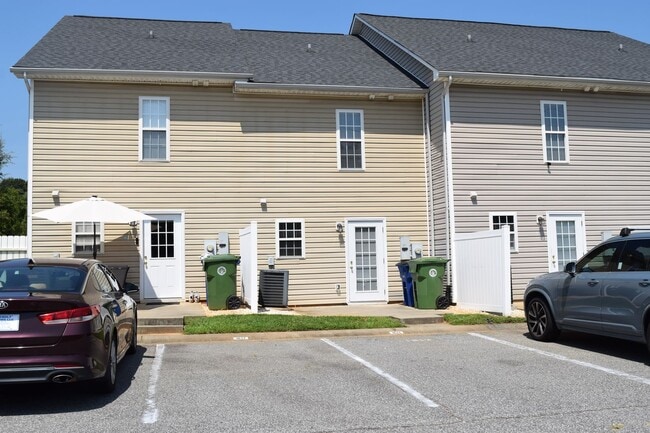 Building Photo - Spacious 2BR 2.5BA Townhome In Prime Location!