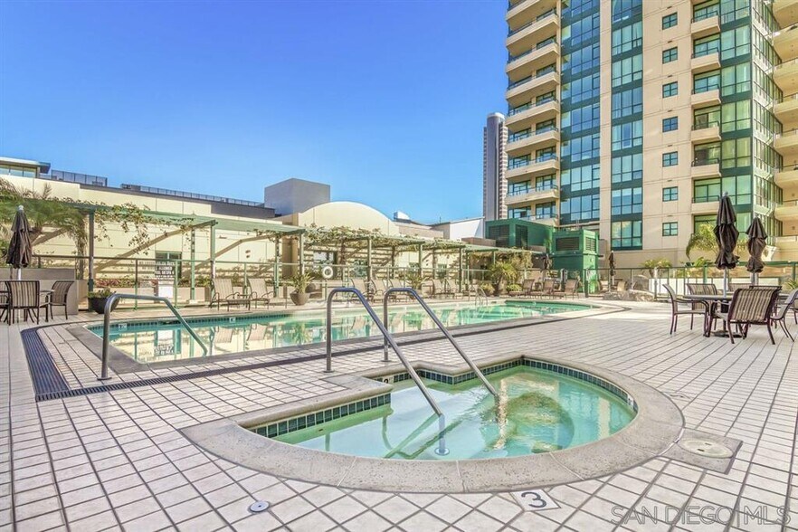 Building Photo - 555 Front St